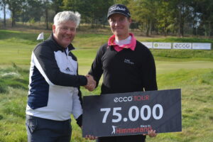 Alexander Wennstam overrækkes vinderchecken ved Race to Himmerland 2016 af Claus Birk Larsen, direktør i Himmerland Golf & Spa Resort.