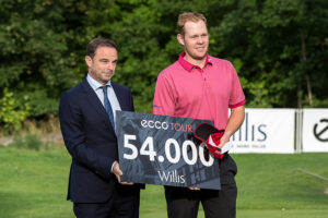 Daniel Jennevret vandt fredag Willis Masters. Her ses han med Willis direktør og Kokkedal Golfklubs formand, Lars Gundorph.