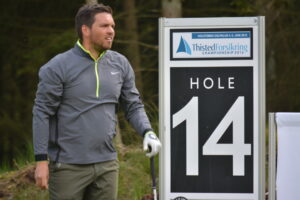 Daniel Løkke fører Thisted Forsikring Championship efter en fantastisk runde i tre under par, 69 slag under meget svære betingelser i Holstebro Golfklub.