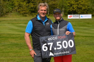 Svenske Eric Blom (th) vandt Thisted Forsikring Championship i Holstebro Golfklub. Checken overrækkes her af direktør i Thisted Forsikring, Dennis René Petersen.