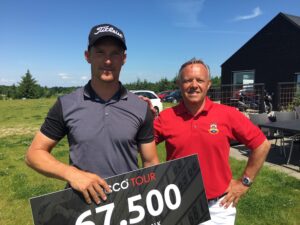 Rasmus Hjelm blev vinder af Jyske Bank PGA Championship by Ejner Hessel 2016. Her overrækkes checken af direktør for Silkeborg Ry Golfklub, Mads Rugholm.