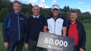 Kasper Estrup vandt Thisted Forsikring Championship i Storådalens Golfklub. Han ses her med direktør i Thisted Forsikring og de to baneejere.